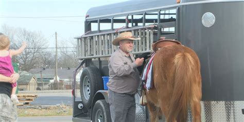 damon henson|East Texas man gives horse rides and presents to children .